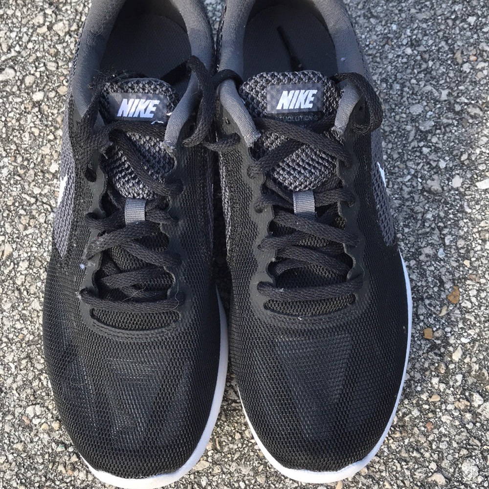 Women’s Nike Revolution 3 Size 9